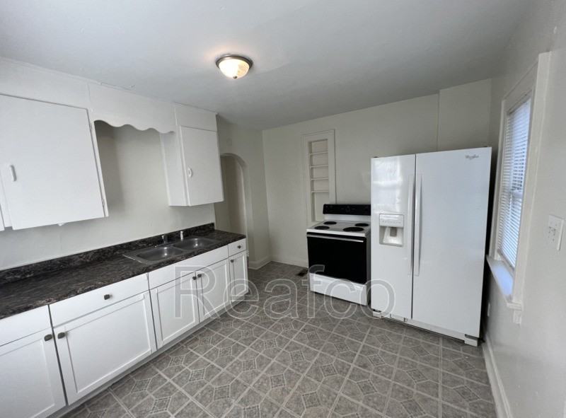 386 S Yale Ave - Photo 2 of 10