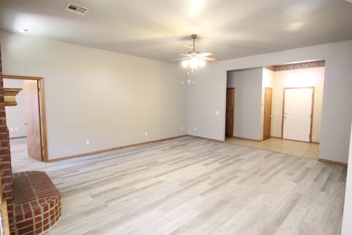 620 Eastview Drive - Photo 4 of 21