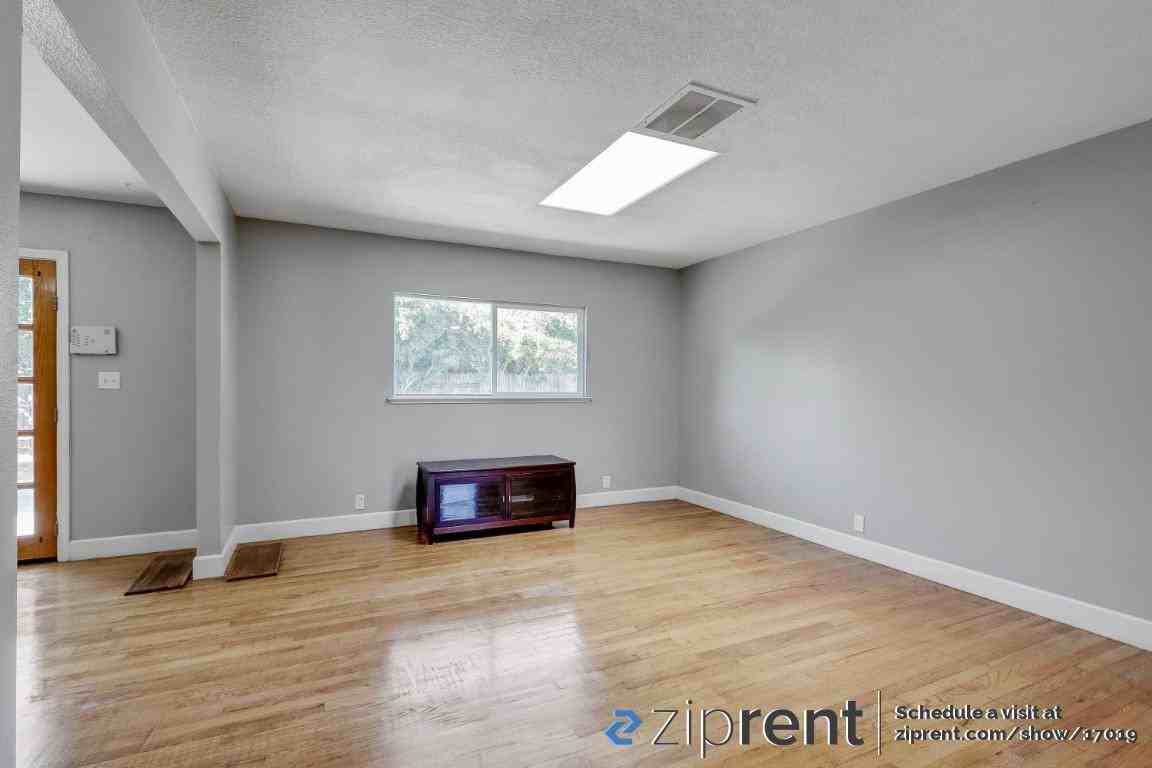 7621 Rosewood Dr - Photo 3 of 19