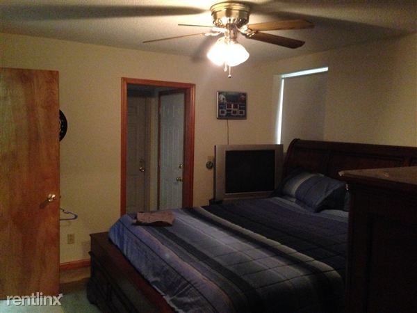 701 Country Club Dr - Photo 2 of 7