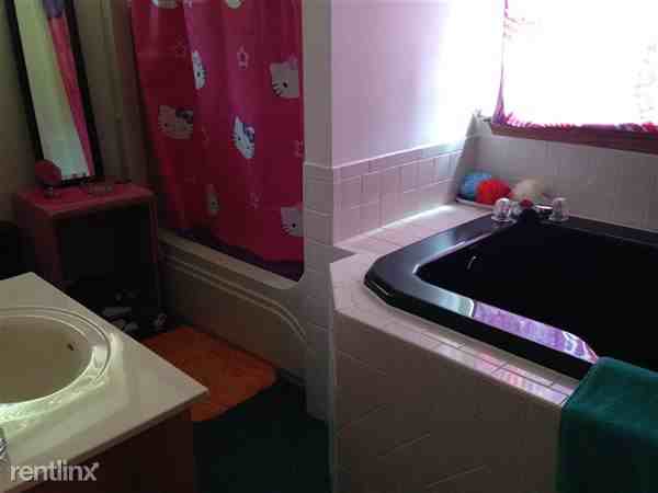 701 Country Club Dr - Photo 3 of 7