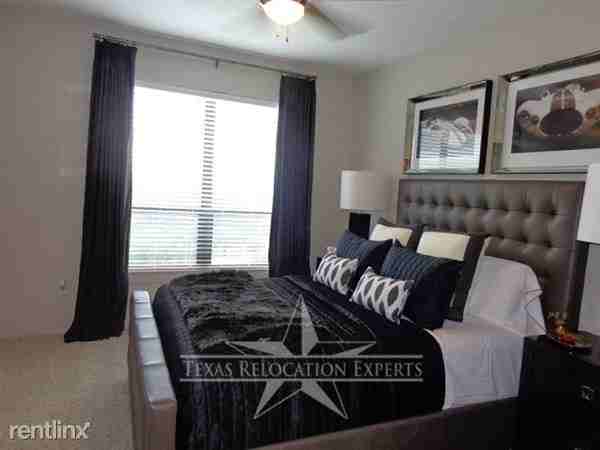 700 E Hildebrand Ave - Photo 2 of 17