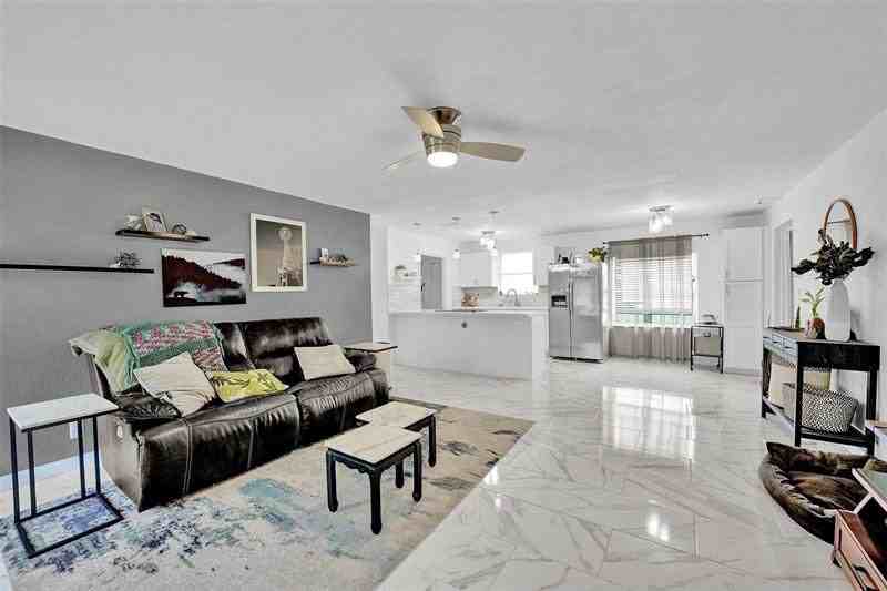2641 Nw 15th St - Photo 3 of 8