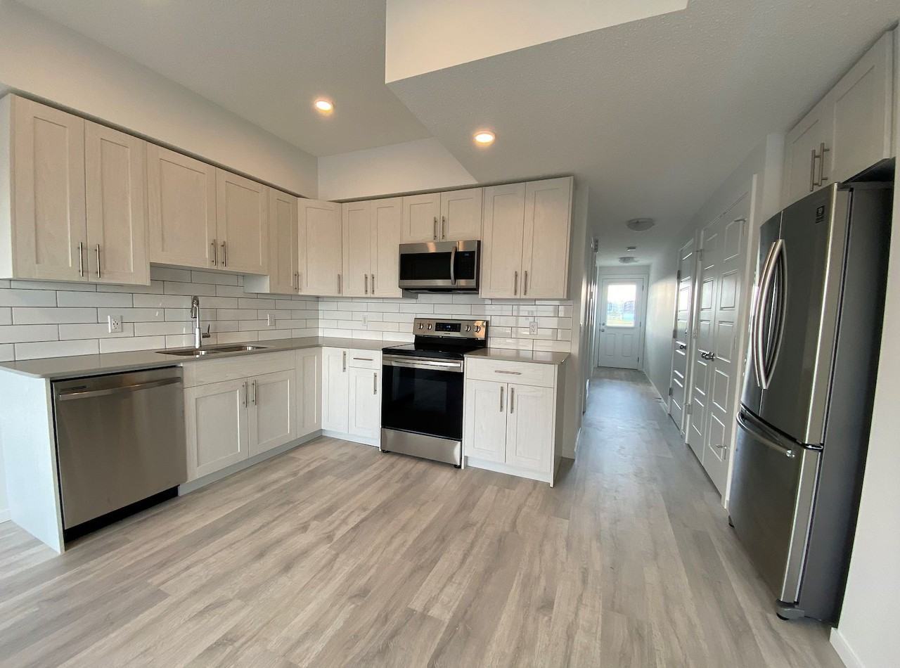 Beautiful brand new 3 bed 2.5 bath townhouse*Garage Avail.*In - Photo 2 of 8