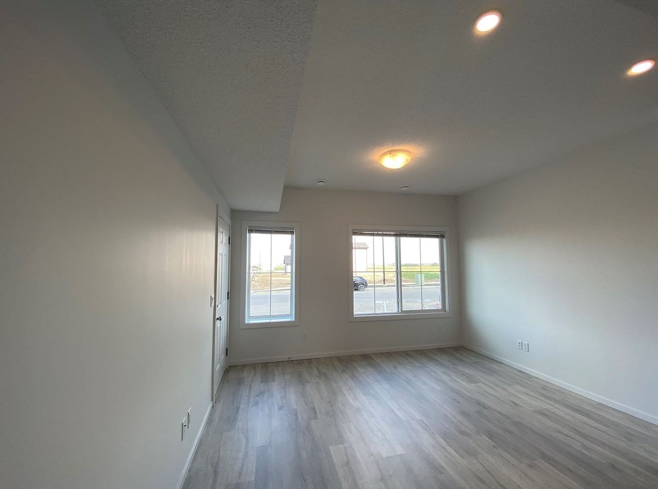 Beautiful brand new 3 bed 2.5 bath townhouse*Garage Avail.*In - Photo 3 of 8