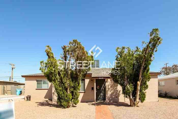 8239 N 29th Dr - Photo 2 of 16