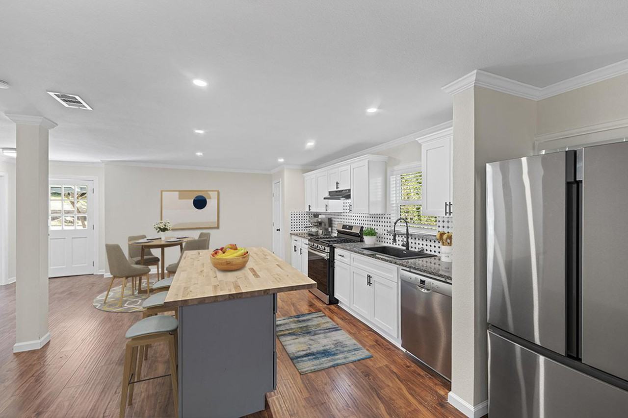 One of a Kind North Oak Cliff home with fenced backyard - Photo 5 of 24