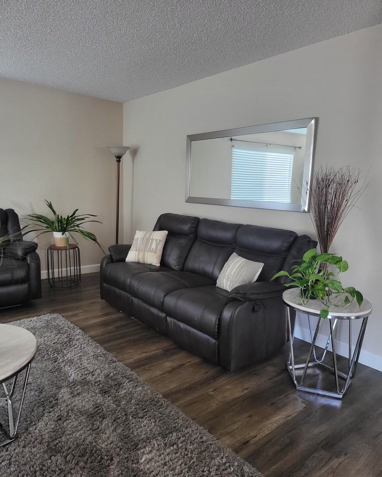 1230 Essex Dr - Photo 2 of 5