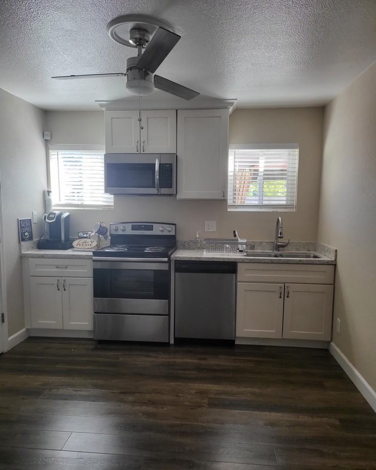 1230 Essex Dr - Photo 3 of 5