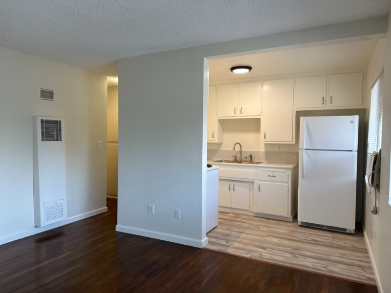 96 N Oak Ave #4 - Photo 3 of 12