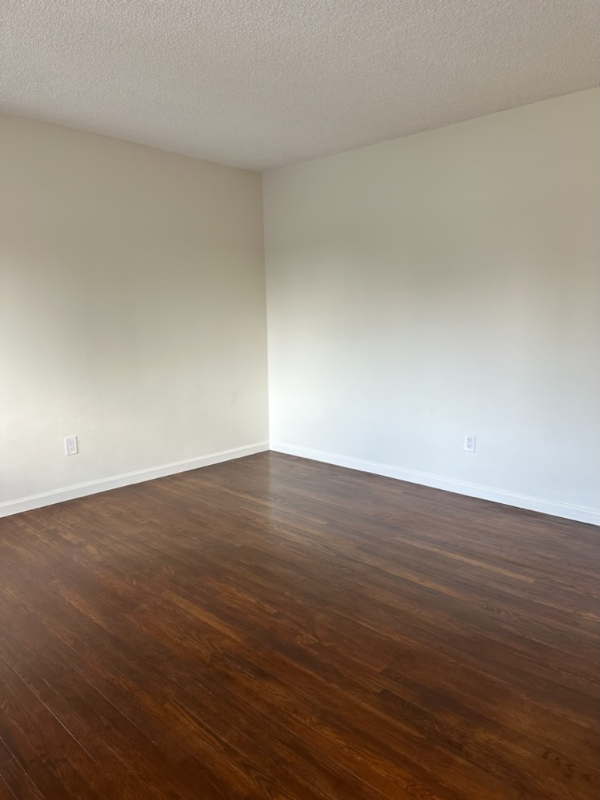 96 N Oak Ave #4 - Photo 4 of 12