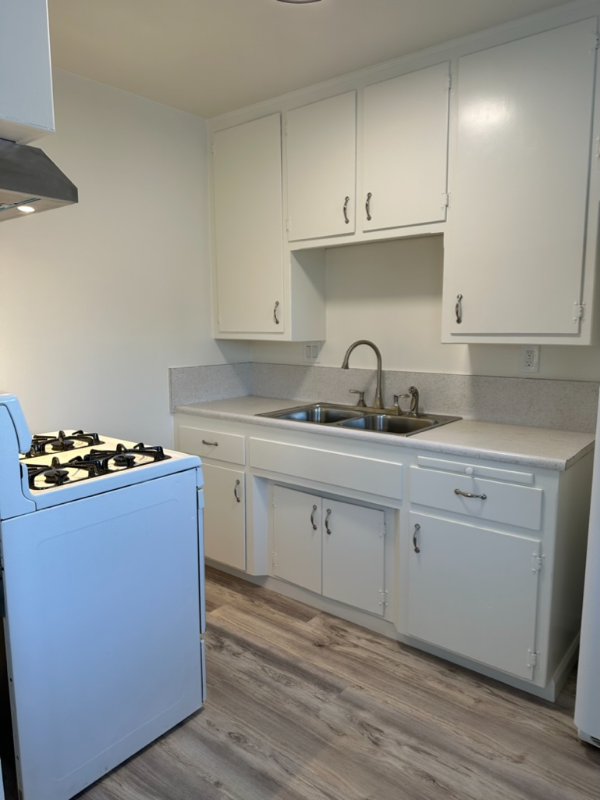 96 N Oak Ave #4 - Photo 5 of 12