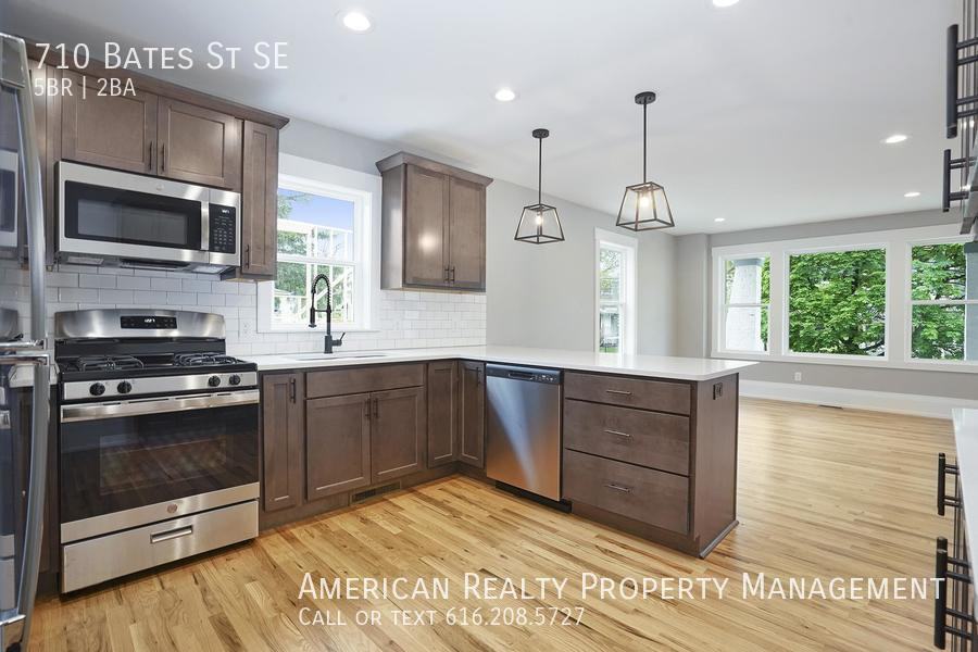 710 Bates St Se - Photo 4 of 20