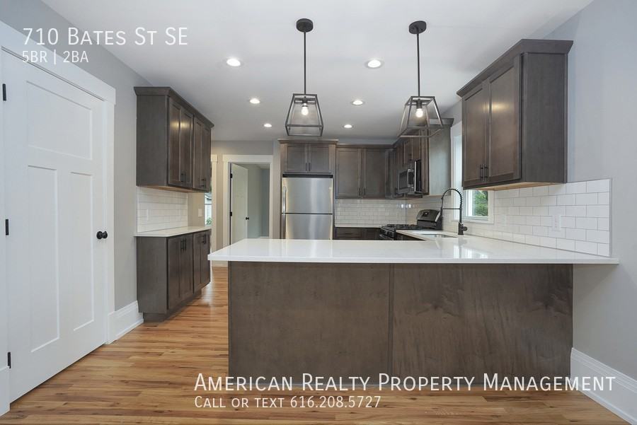 710 Bates St Se - Photo 5 of 20