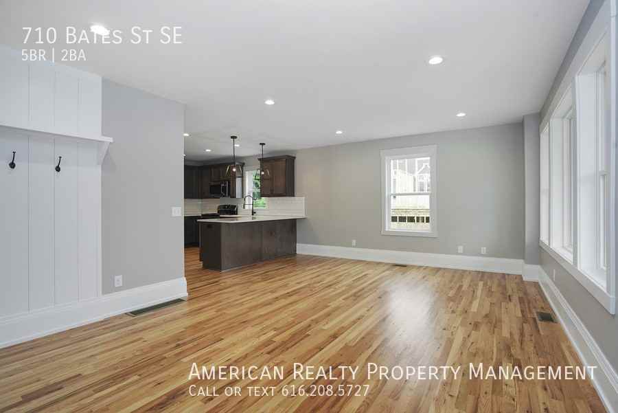 710 Bates St Se - Photo 6 of 20