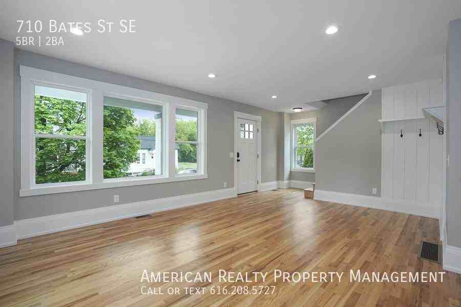 710 Bates St Se - Photo 7 of 20