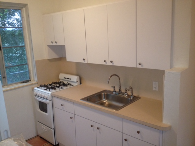 1041 8th St - Photo 3 of 5