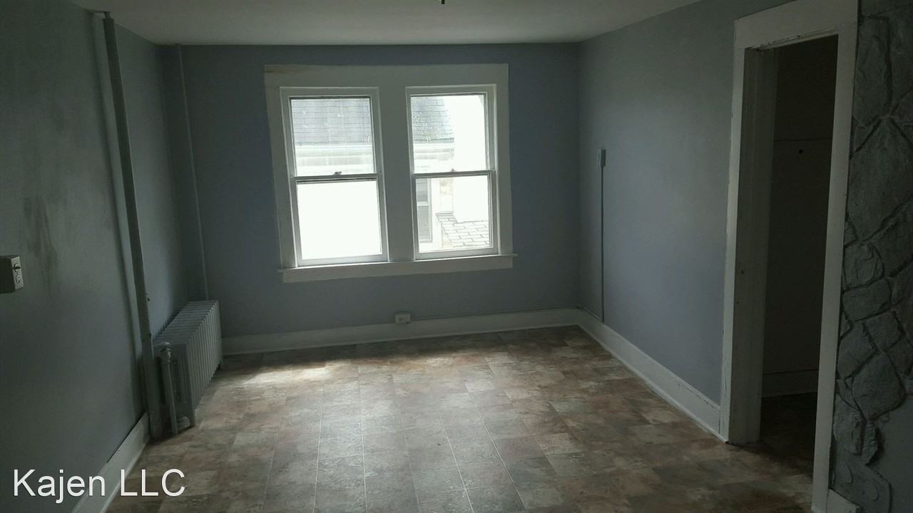 502 Oak Hill - Photo 2 of 6