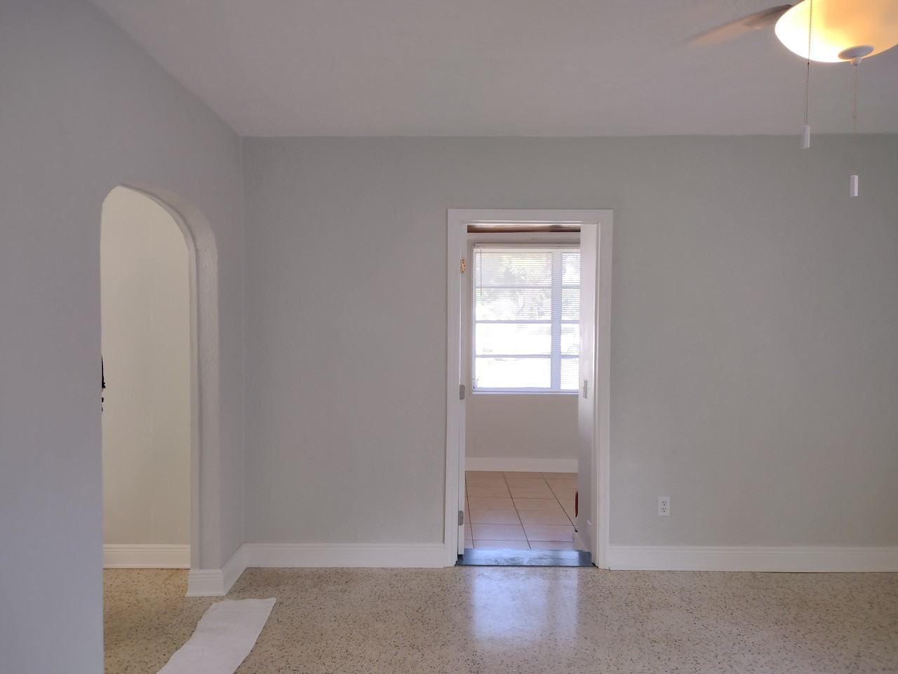 216 N Beverly Ave - Photo 3 of 10
