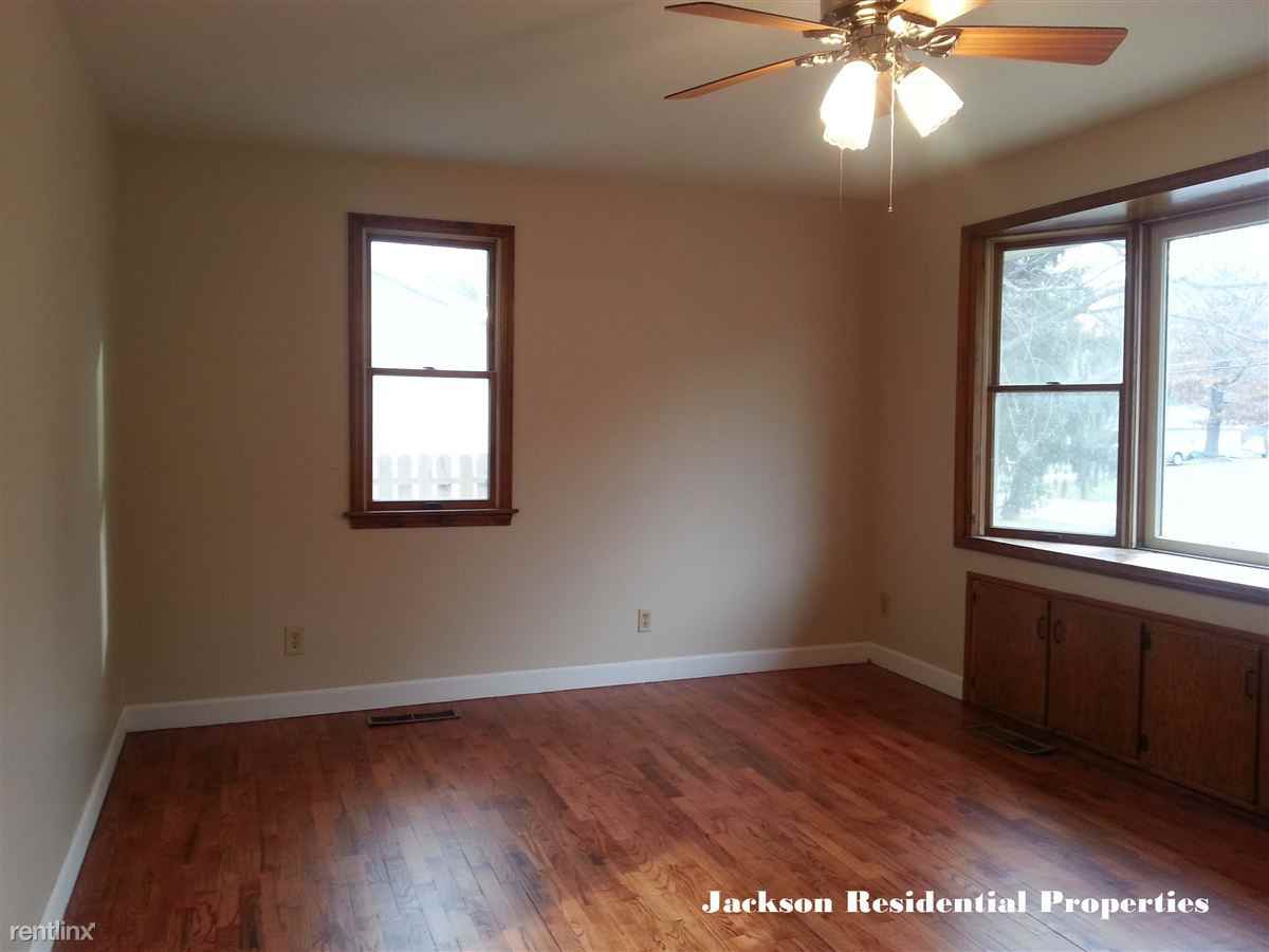 112 Mcconnell Dr - Photo 2 of 14