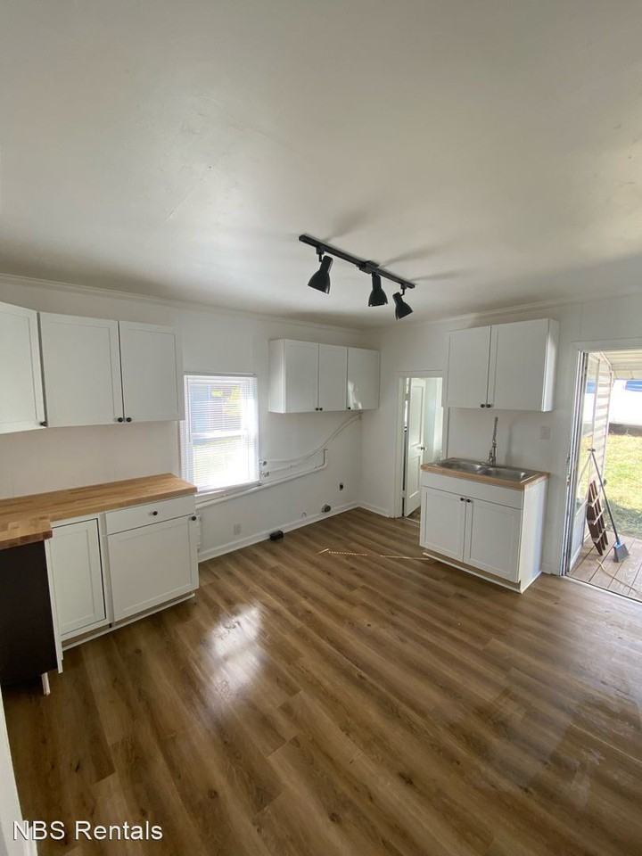 1026 7th St - Photo 3 of 6