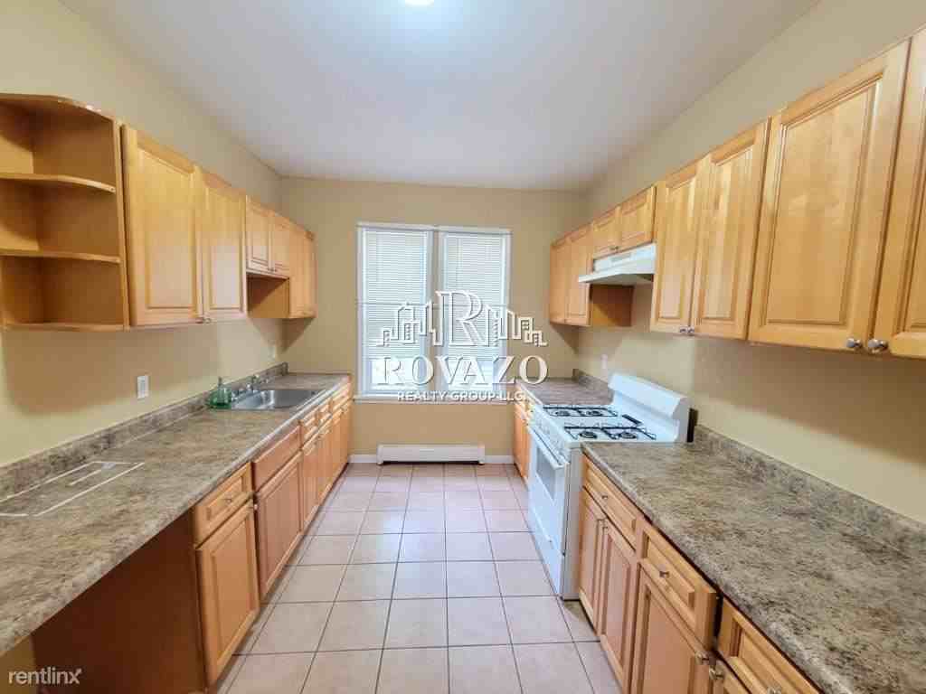 238 Leslie St - Photo 2 of 9