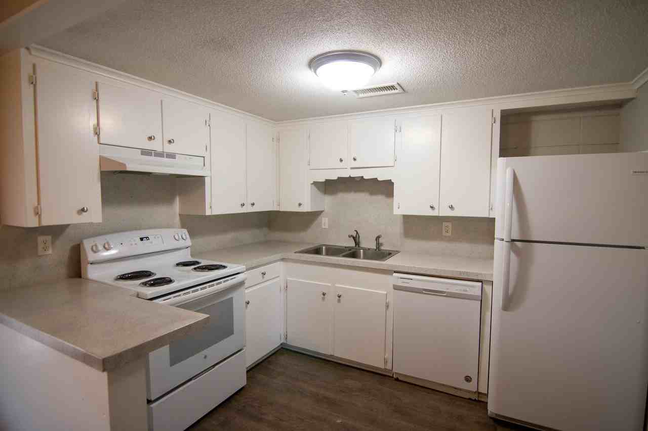 419 Clarence St - Photo 3 of 5