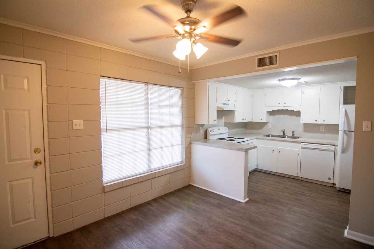 419 Clarence St - Photo 2 of 5