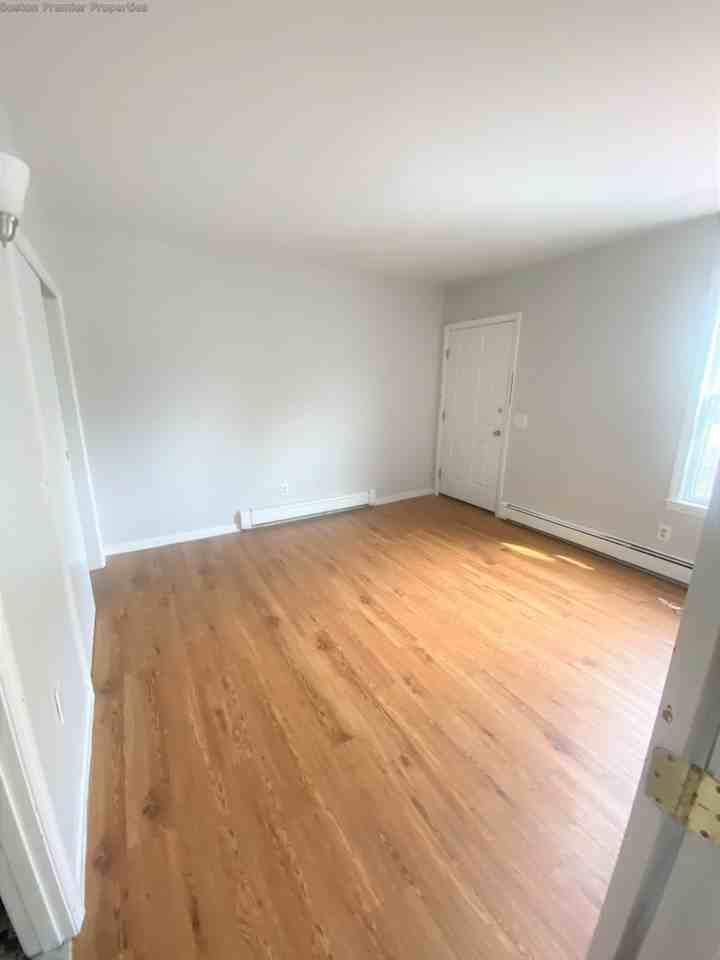 Albertina St #R - Photo 2 of 5