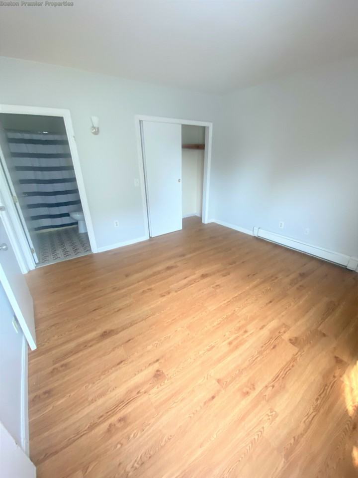 Albertina St #R - Photo 3 of 5