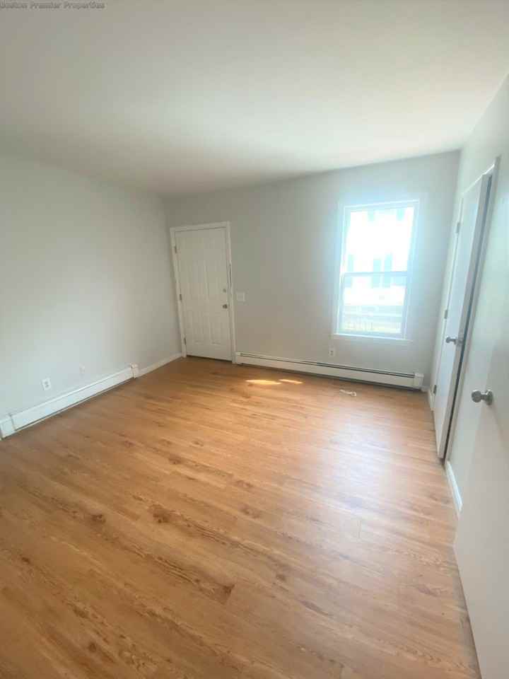 Albertina St #R - Photo 4 of 5