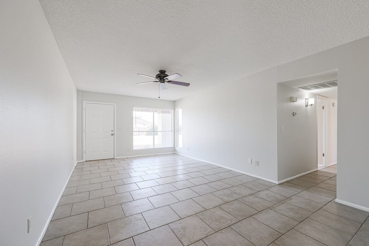 18225 N 38th Dr - Photo 3 of 26