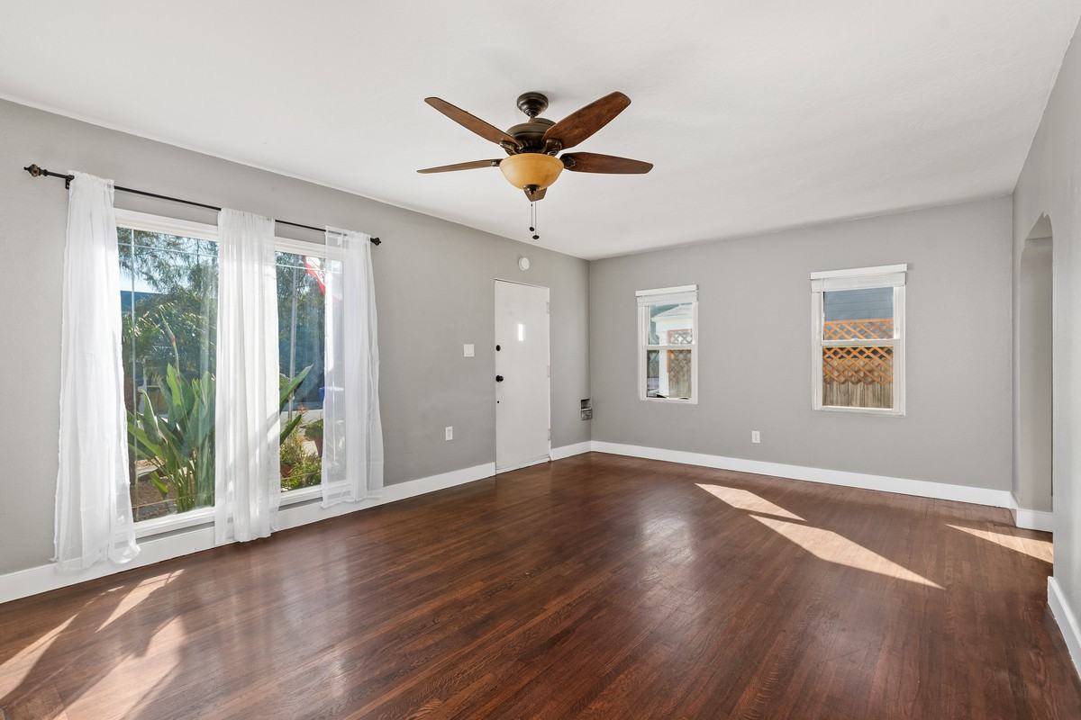 4340 Mcclintock St - Photo 2 of 12