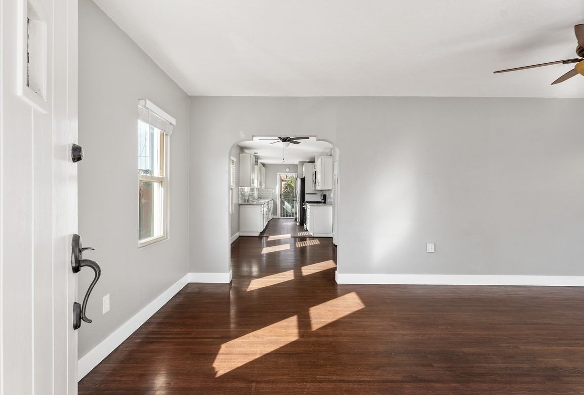 4340 Mcclintock St - Photo 3 of 12