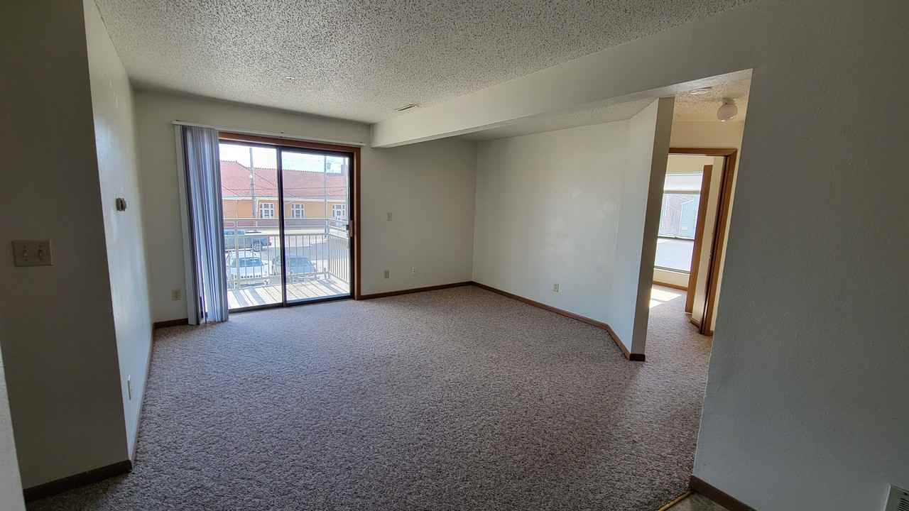 613 S Dubuque - Photo 2 of 11