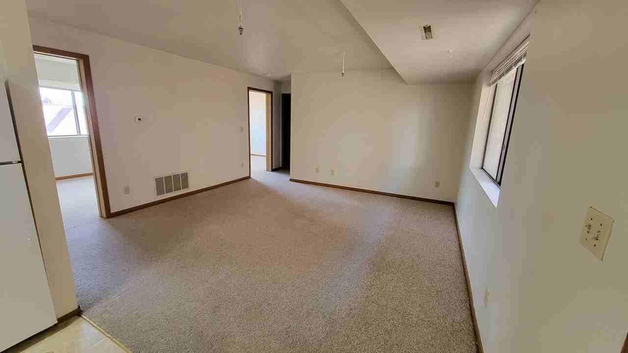 613 S Dubuque - Photo 3 of 11