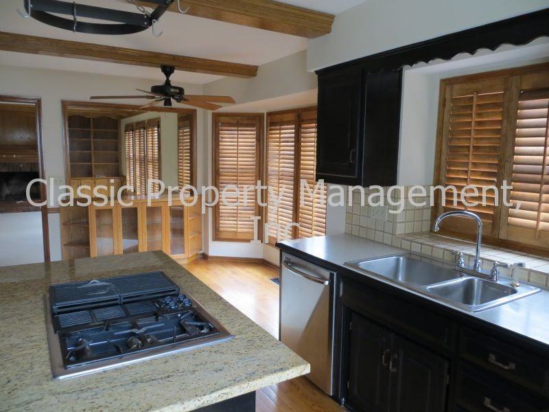 4404 N Main St - Photo 3 of 15