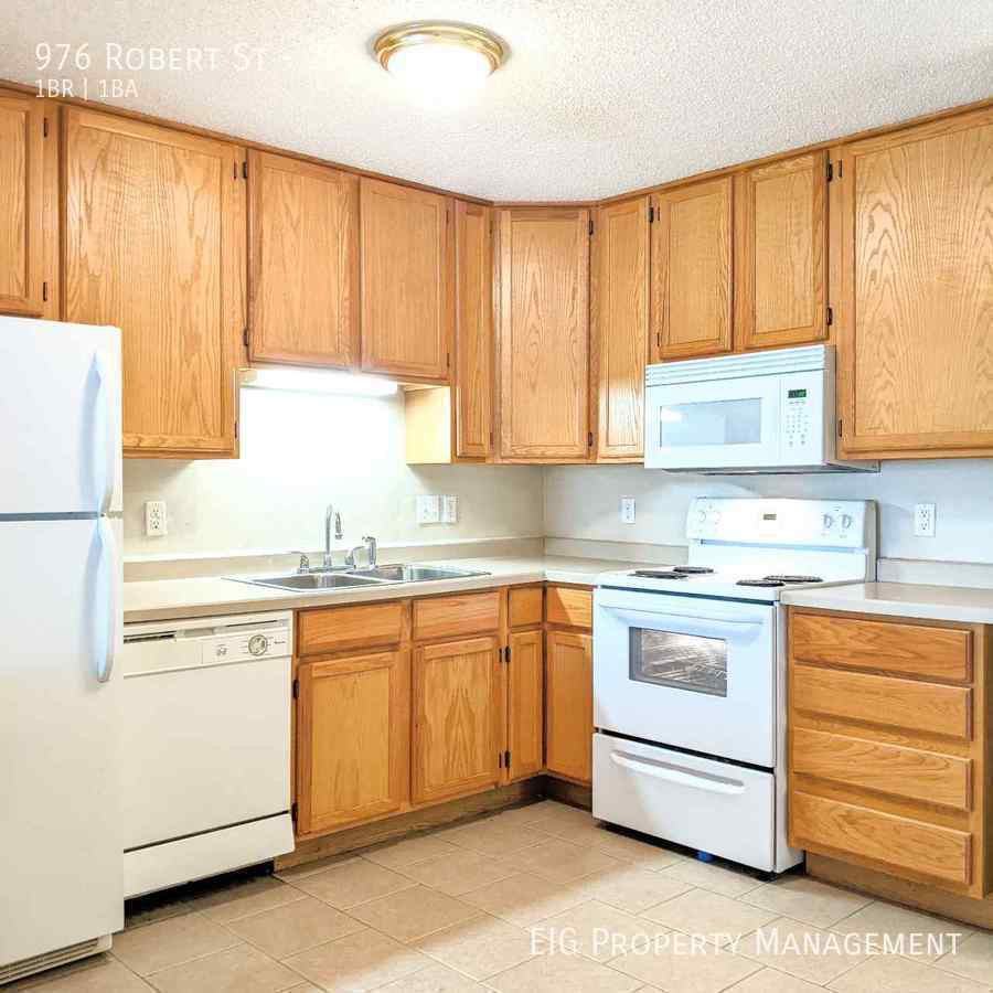 976 Robert St S #204