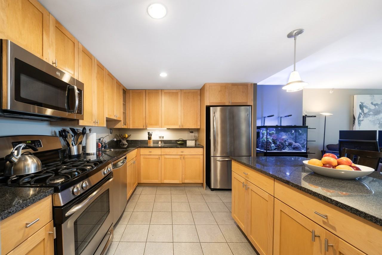 700 Grove St #8D - Photo 3 of 24