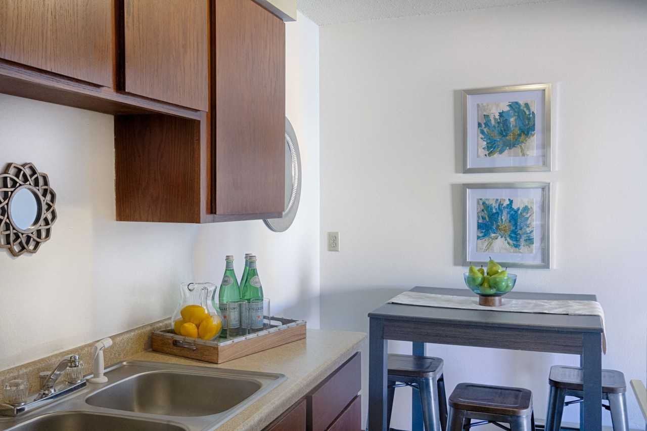 Knollwood Towers East Apartments - Photo 3 of 10