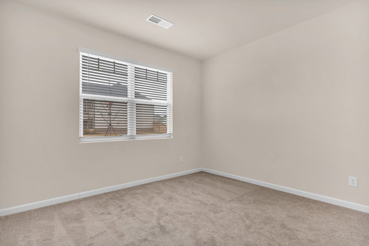 3473 Hawthorn Farm Boulevard - Photo 3 of 34