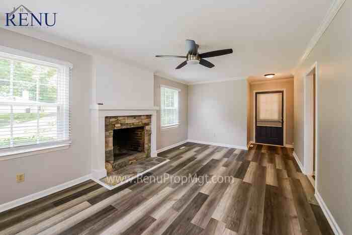 1466 Woodside Dr - Photo 3 of 19