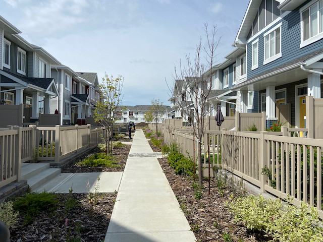 2905 141 Street SW - Photo 2 of 18