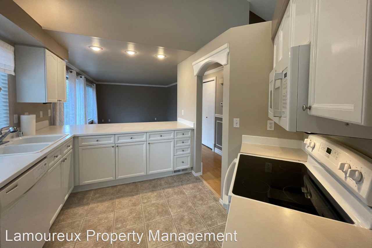 9006 17th St Ne - Photo 3 of 16