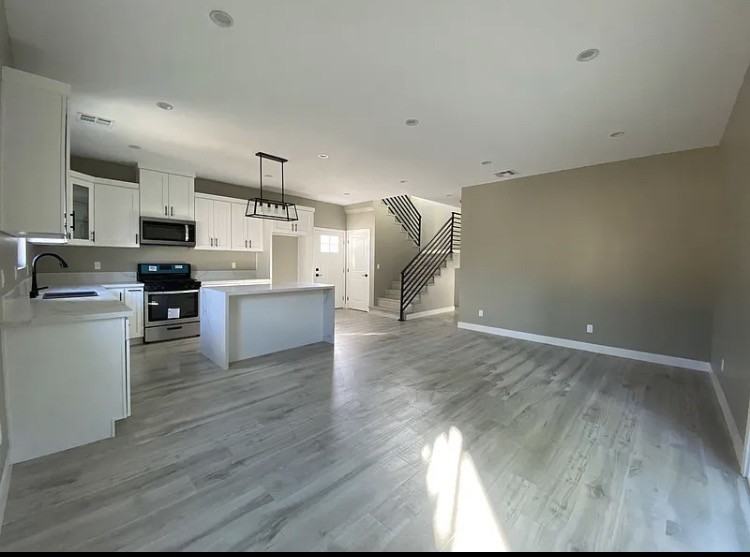 22611 Mariano St - Photo 3 of 17