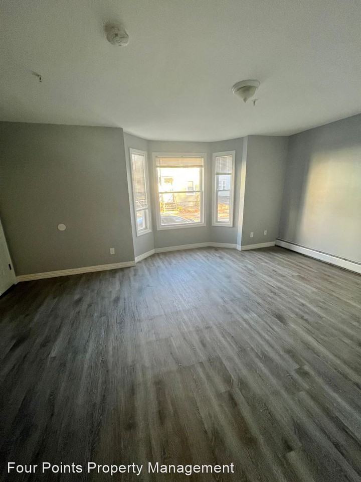 323 Concord St - Photo 3 of 9