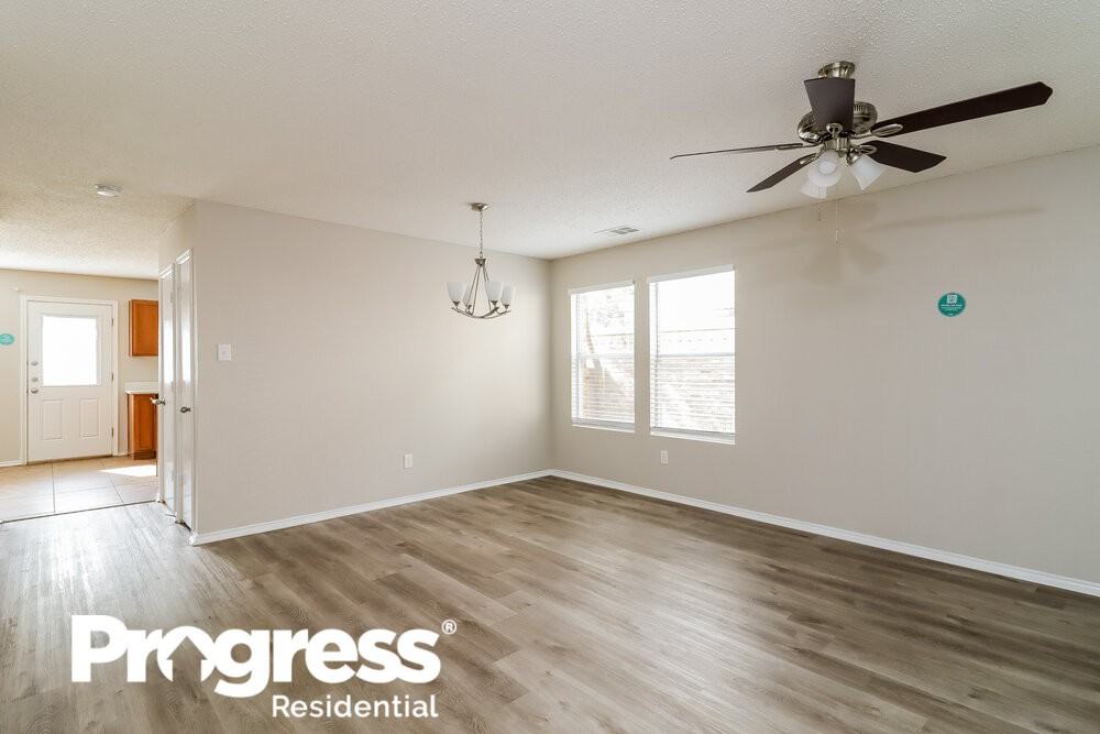 525 Linacre Dr - Photo 3 of 14