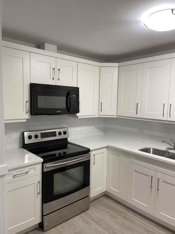 1018 Main St #2 - Photo 2 of 11