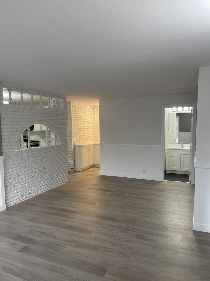 1018 Main St #2 - Photo 3 of 11