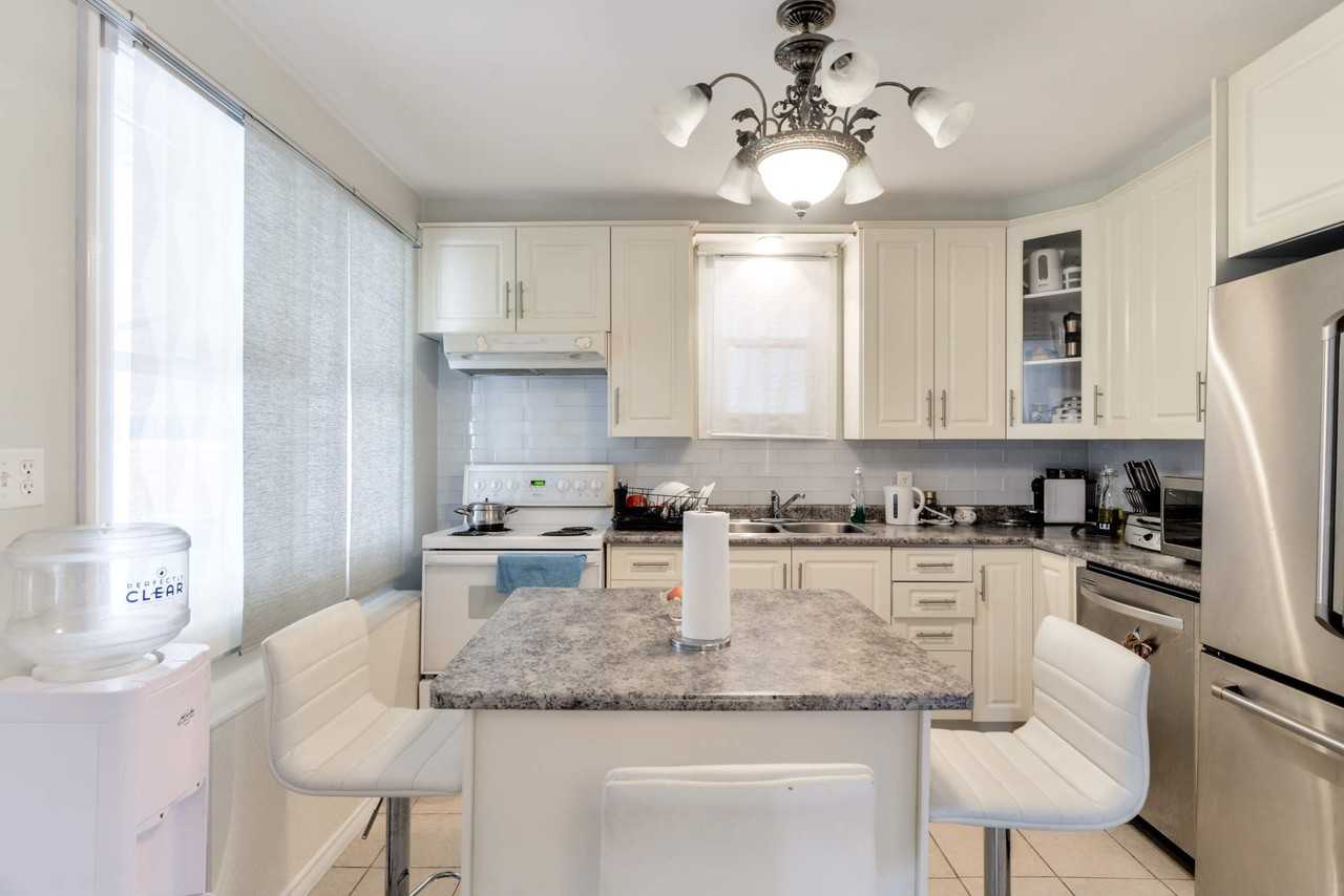 377 Parkdale Ave N - Photo 3 of 21